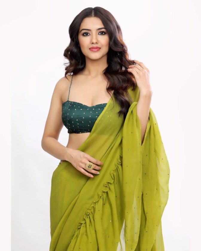 Hottie Malvika Sharma in Saree