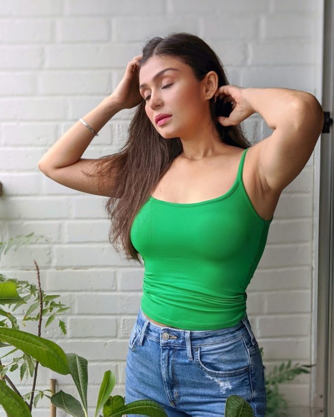 Simran Kaur Hundal Hot Gorgeous Pictures