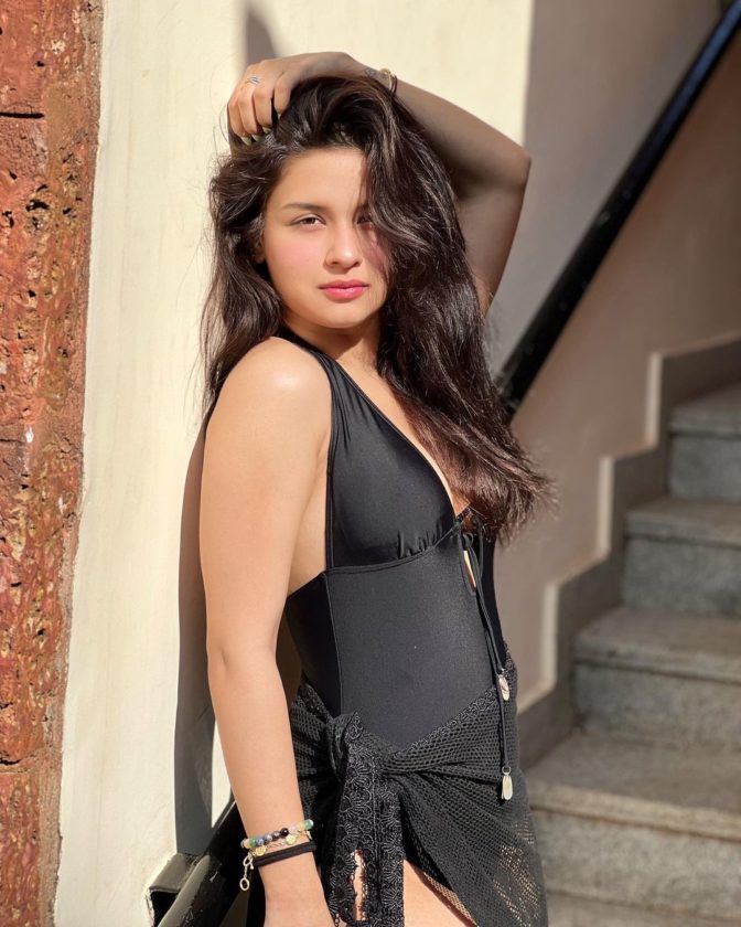 Avneet Kaur Stunning Pictures In Black