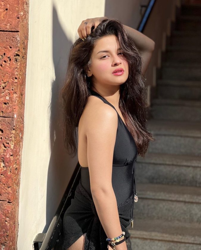 Avneet Kaur Stunning Pictures In Black