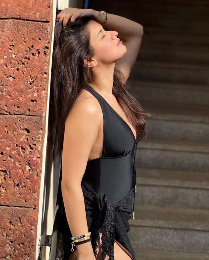 Avneet Kaur Stunning Pictures In Black