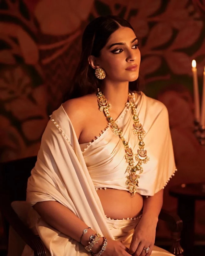 Mom-To-Be Sonam Kapoor Looks Beautiful In Latest Pictures p21 3 Mom-To-Be Sonam Kapoor Looks Beautiful In Latest Pictures