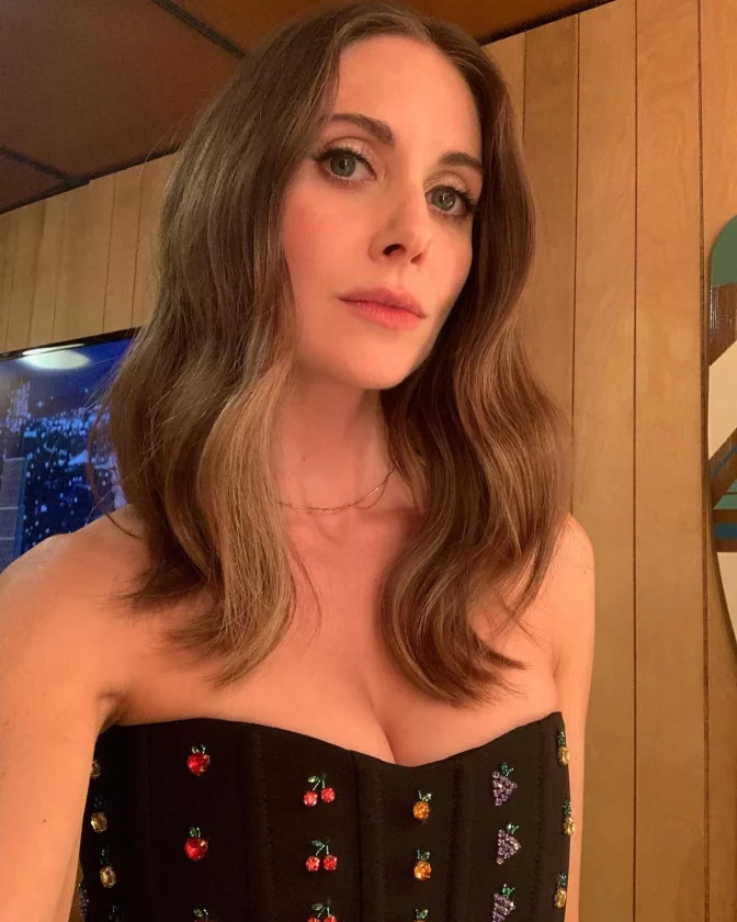 Alison Brie Latest Hot and Adorable Pictures
