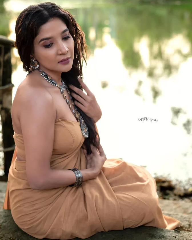 Sakshi Agarwal is an Indian actress and model who has appeared in Tamil films and in a few Kannada and Malayalam films. After beginning her working career as a marketing consultant, Sakshi moved towards an acting career after she garnered attention during part-time modelling commitments. She has since starred in lead and supporting roles in South Indian films.[1] She was also one of the contestants in the Tamil reality TV show Bigg Boss Tamil 3.