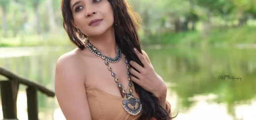 Sakshi Agarwal Looks Hot In Saree Pictures