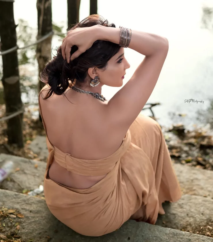 Sakshi Agarwal Looks Hot In Saree Pictures