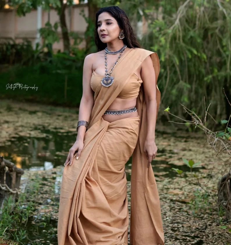 Sakshi Agarwal Looks Hot In Saree Pictures 4 Sakshi Agarwal Looks Hot In Saree Pictures