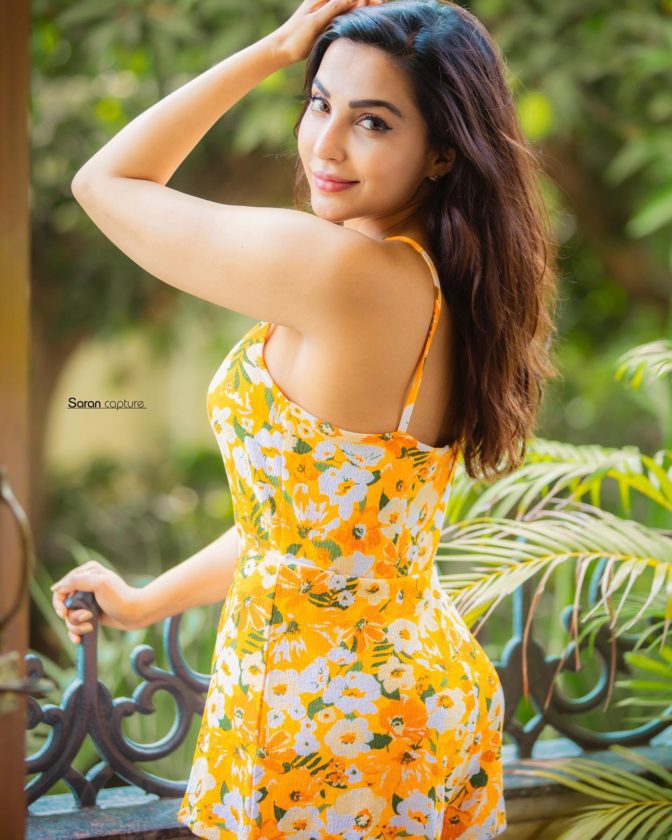 Super Hot South Indian Beauty Parvati Nair