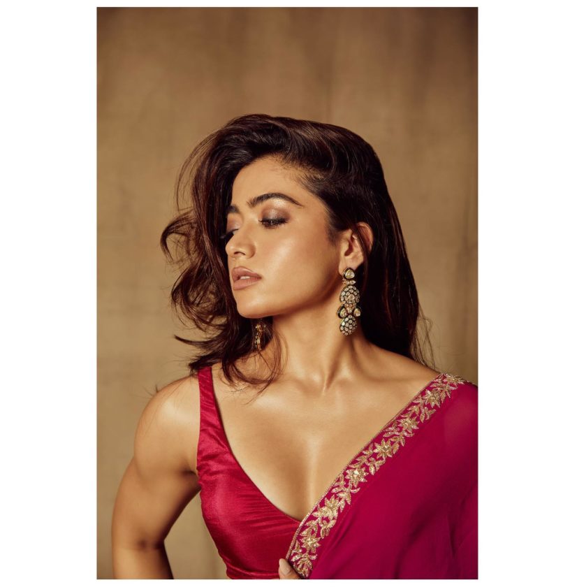 Rashmika Mandanna Sizzling In Deep Neck Blouse, she is too hot to handle in latest pictures 10 Rashmika Mandanna Looking Too Hot In Saree
