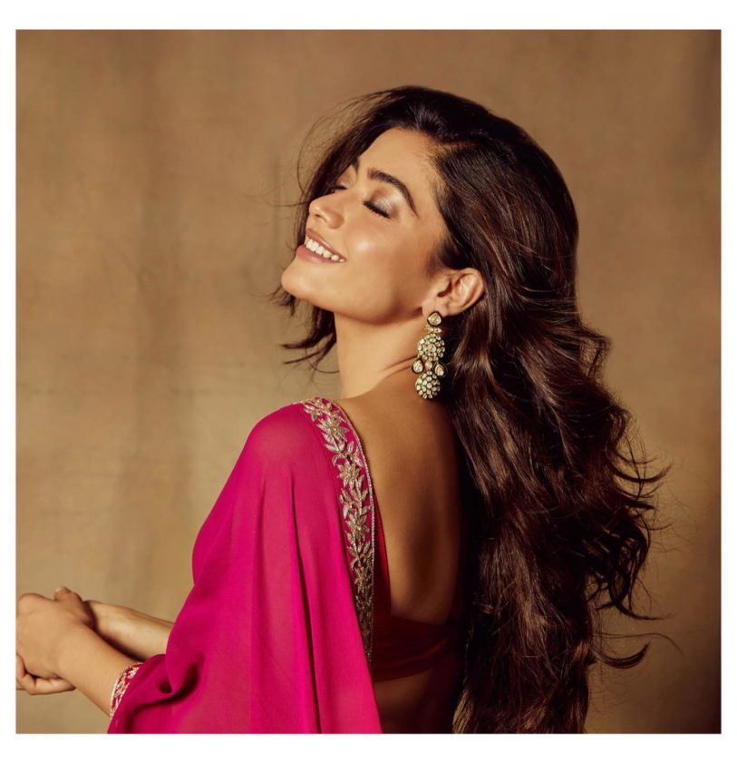 Rashmika Mandanna Sizzling In Deep Neck Blouse, she is too hot to handle in latest pictures 7 Rashmika Mandanna Looking Too Hot In Saree