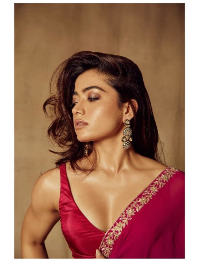 Rashmika Mandanna posed b*old, wearing a deep neckline top 4 Rashmika Mandanna Looking Too Hot In Saree