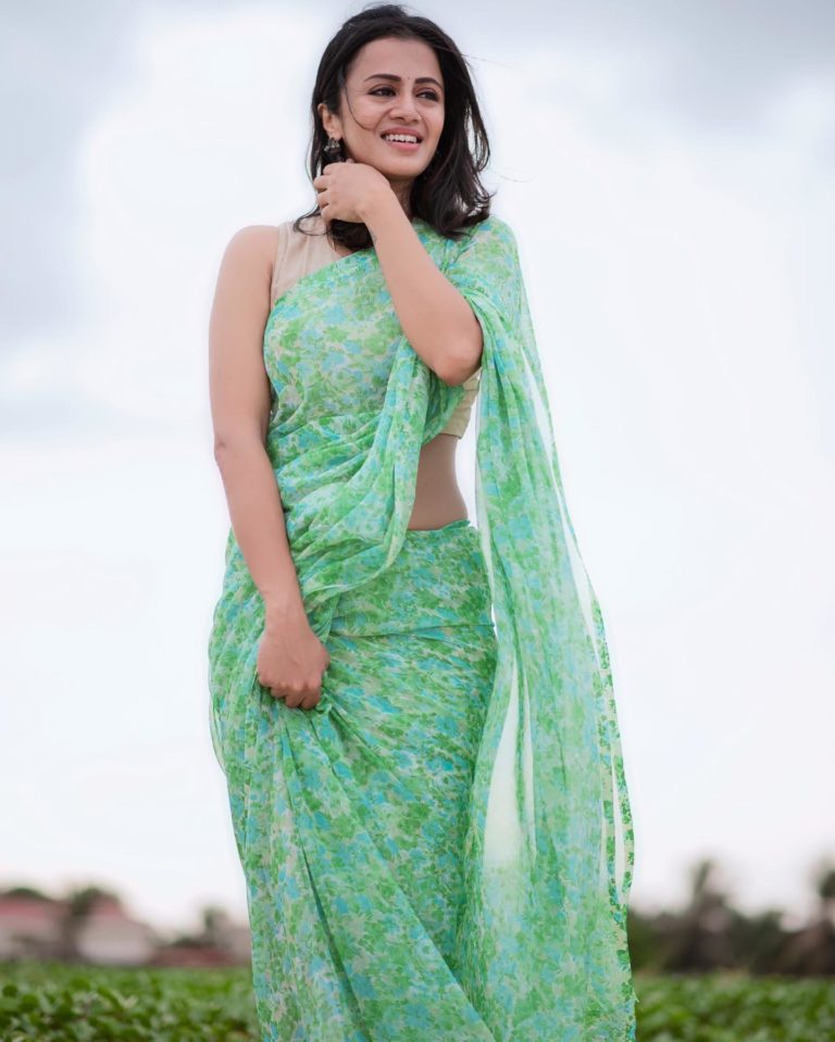 Amazingly Gorgeous VJ Anjana sizzling in Green Saree 16/07